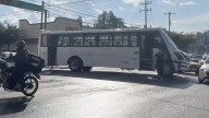 Cumbiero choca por alcance a causa del pavimento mojado en zona centro de Saltillo