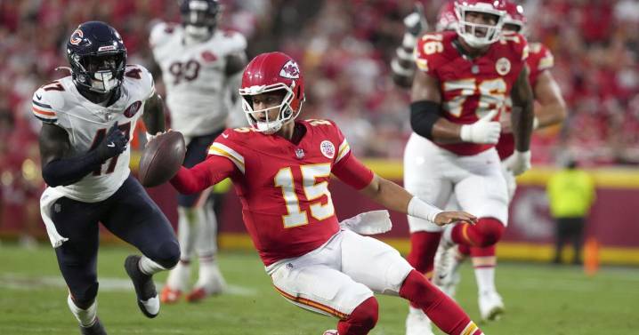 Mahomes leads sharp Chiefs offense before Bears rally for 29