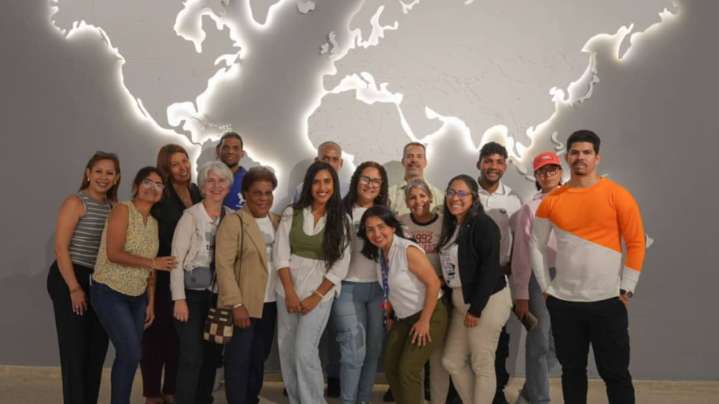 Trabajadores de teleSUR visitan la exposición de sus 20 años en el Museo de Bellas Artes
