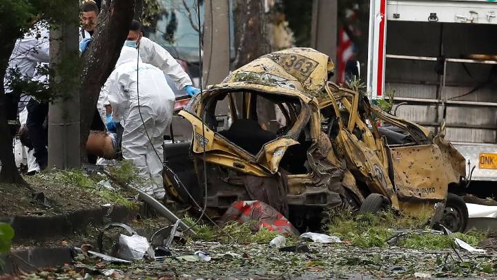 Al menos 18 muertos y 65 heridos en dos atentados en Colombia, que mira a las FARC