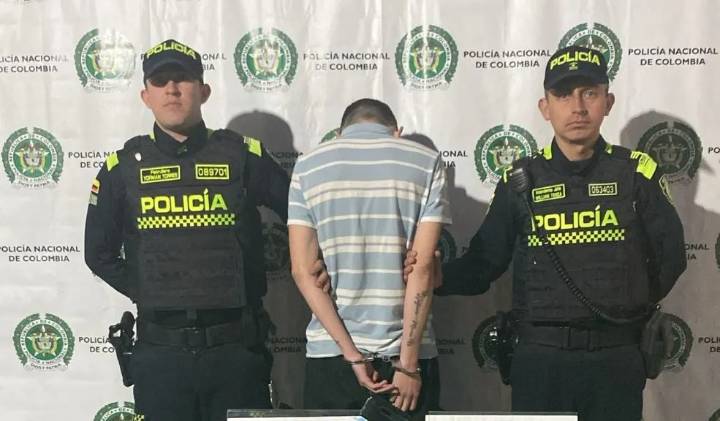 Capturan a hombre con subametralladora que intentó robar una frutería