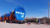 Luego de quedar varias horas varado en la ruta, el reactor de IMPSA vuelve a circular rumbo a YPF