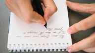 Cómo escribe la letra p una persona mentirosa, según la grafología
