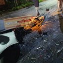 AUTOMOVILISTA CHOCÓ CONTRA UN MOTOCICLISTA EN XOCHIMILCO; EL BIKER SALIÓ VOLANDO A UN CANAL DE AGUAS NEGRAS