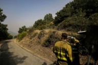 Un bombero muerto y otro herido al volcar una autobomba en León