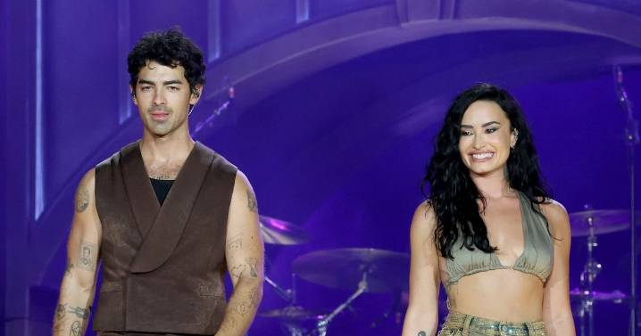 Demi Lovato & Joe Jonas Reunite To Perform 'Camp Rock' Songs