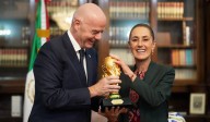 Claudia Sheinbaum recibió a Gianni Infantino en Palacio Nacional y hasta tocó la Copa del Mundo
