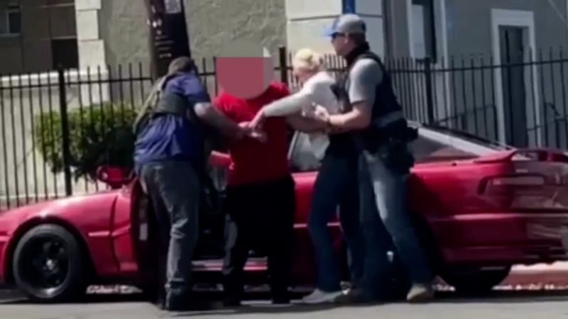 Esperaba recoger a su hijo cerca de una escuela cuando fue detenido por agentes de ICE