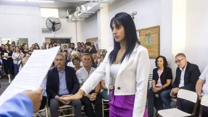 Sé cumpliò plazo de suspensión y la consejera escolar acusada de falsa denuncia de abuso volvió a sus funciones públicas