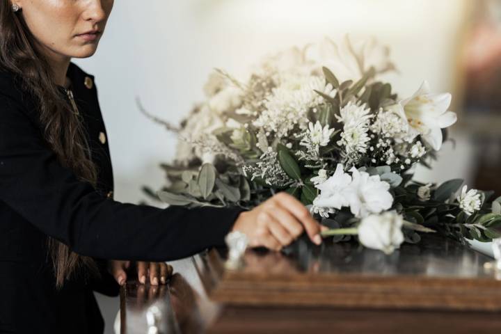 Woman ‘Disgusted’ by How Her Friend Behaved at Her Own Mom’s Funeral