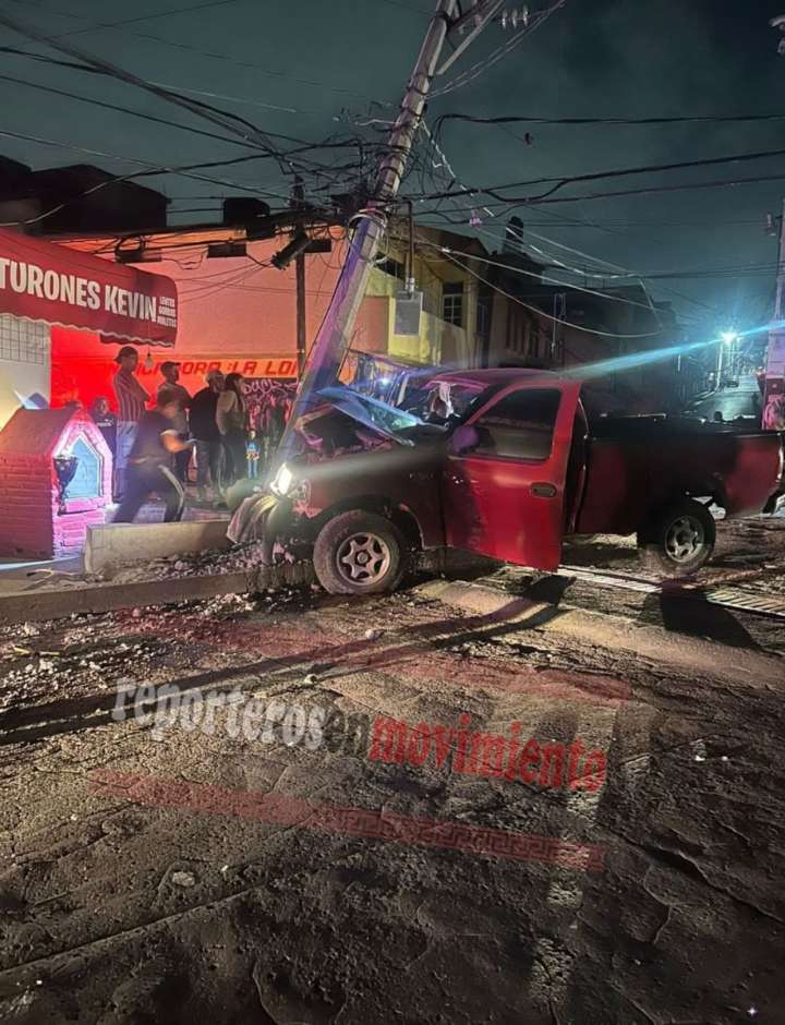 CAMIONETA CHOCÓ CONTRA UN POSTE Y CASI LE CAE ENCIMA EN IXTAPALUCA