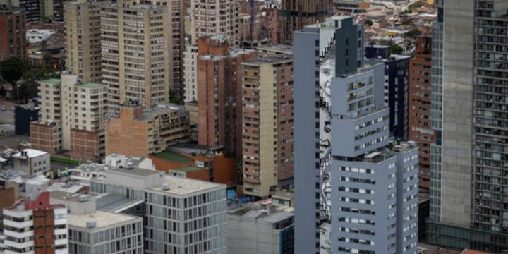 Colombia sorprende: supera a EE. UU. en crecimiento, pero la minería y la vivienda prenden las alarmas
