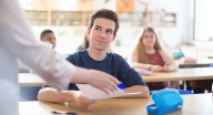 Ocho alumnos extremeños reciben 900 € por sus excelentes resultados en Bachillerato