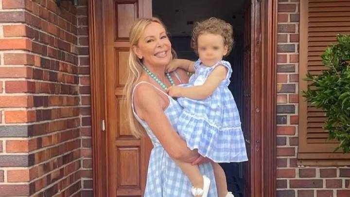 Ana Obregón presume de figura a sus 70 años con un bañador de Alta Costura en su posado oficial del verano