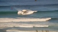 Barco de pasajeros encalla en fuerte oleaje frente a playa de Hawaii