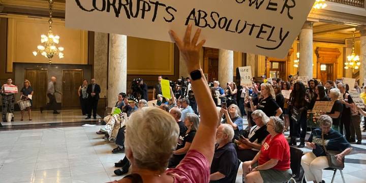 VP Vance meets with Indiana GOP leadership on redistricting; Democrats denounce effort
