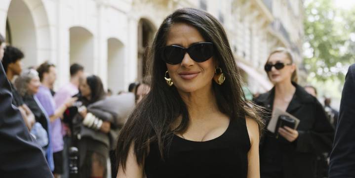 Salma Hayek demuestra que vestir de negro no es aburrido con el con corsé que estiliza la figura