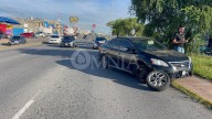 Baches en la Tecnológico dejan tres vehículos dañados; exigen atención al Municipio