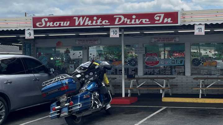 Snow White Drive In customers rally around 1950s Lebanon diner