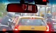 Video: sujetos en moto robaron a personas que se movilizaban en un taxi en Cali