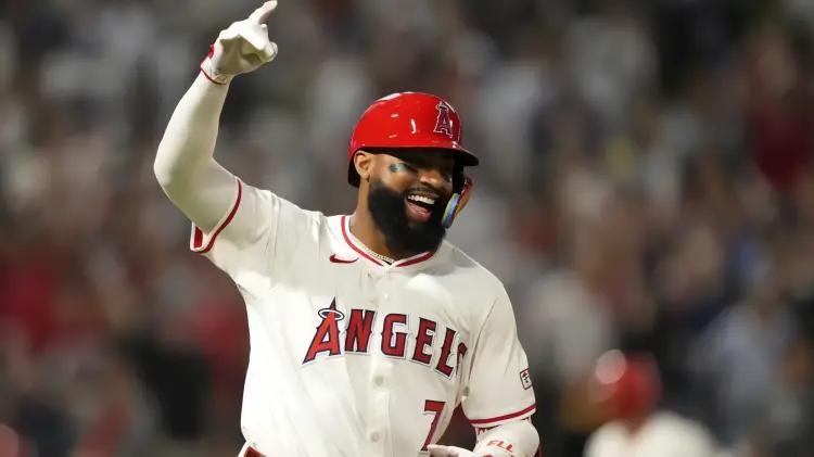 Angelinos vencen a Dodgers en épico duelo con remontada en extras