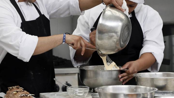 Un cocinero en España le pide a su jefe unos días de vacaciones y su respuesta incendia las redes: "Busca a alguien y le pagas"
