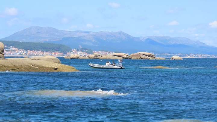 Interceptan una lancha portuguesa pescando de forma ilegal en aguas protegidas de las Islas Atlánticas