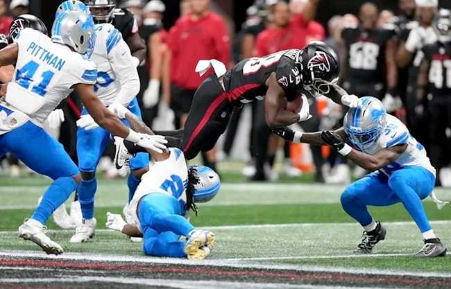 Suspenden Lions vs Falcons por fuerte impacto en la cabeza del safety Morice Norris
