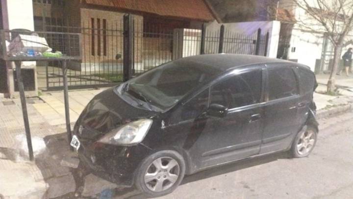 La policía busca a un conductor que chocó dos autos estacionados y huyó