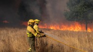 El momento del desalojo de los pueblos de León por el incendio de Zamora: "Riesgo de incendio, desalojen el pueblo"