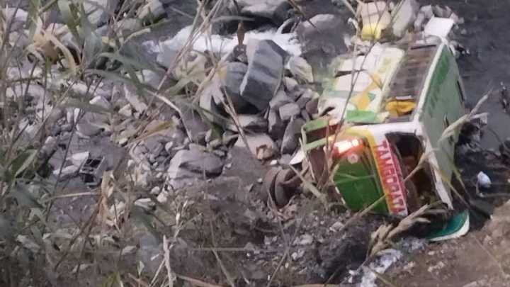 TRAGEDIA EN PUNO: 10 muertos y 37 heridos tras caída de bus interprovincial al abismo