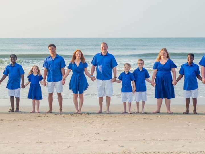 Son padres de 11 hijos y se convirtieron en influencers por sus videos: la historia de la familia Dougherty