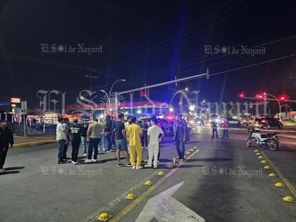 Estudiantes de la UAN mantienen bloqueado el BLVD. Tepic