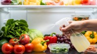 Rociar con limón la heladera: por qué recomiendan hacerlo y para qué sirve