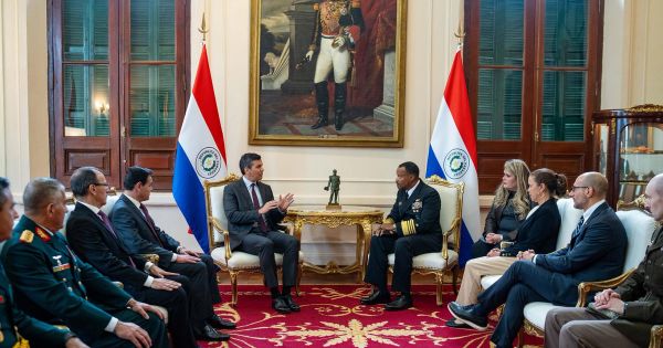 Peña mantiene reunión clave con el Almirante Holsey