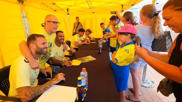 Firma de autógrafos y camisetas de Jonathan Viera, Jesé y Recoba