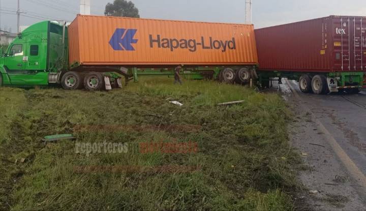 TRÁILER DE DOBLE REMOLQUE SE SALIÓ Y QUEDÓ EN EL LLANO DE SEPARACIÓN DE LA CARRETERA TOLUCA