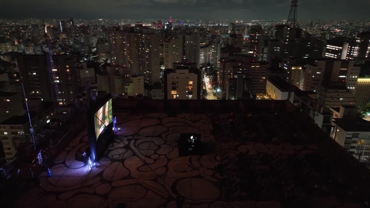 Open-air cinema takes over helipad in São Paulo with panoramic views of the city