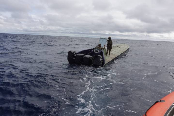 Guardia Costera de EEUU decomisó semisumergible cargado de cocaína en el océano Pacífico