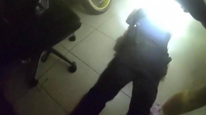 El impresionante rescate al límite de un policía a un hombre atrapado por las llamas en EEUU