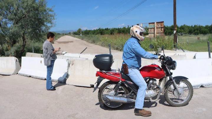 Colocan durmientes en brecha de Sacramento para evitar evasión de peaje en carretera a Juárez