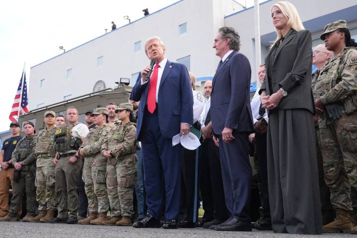 Trump visita a la policía y al ejército en Washington D.C. en su lucha contra el crimen