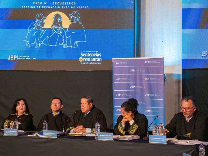 La JEP escucha confesiones que salpican a la gobernación de Álvaro Uribe