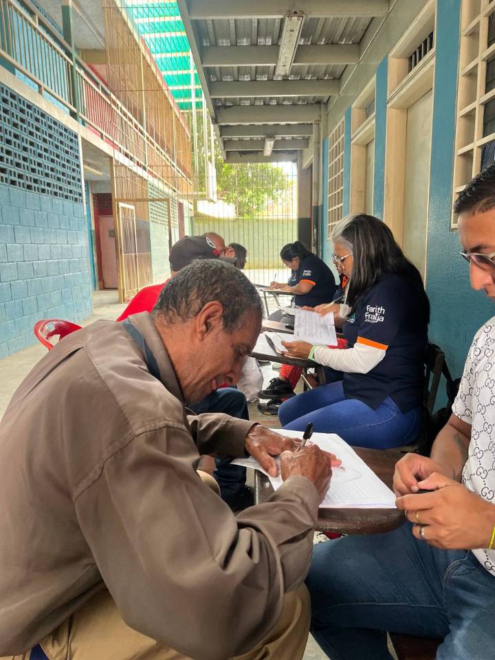 Facilitan trámites de fe de vida a más de 500 adultos mayores en Guaicaipuro
