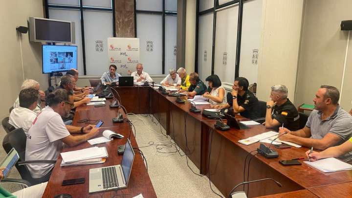 El incendio de Anllares del Sil obliga a desalojar el Valle de Fornela ante su avance incontrolable