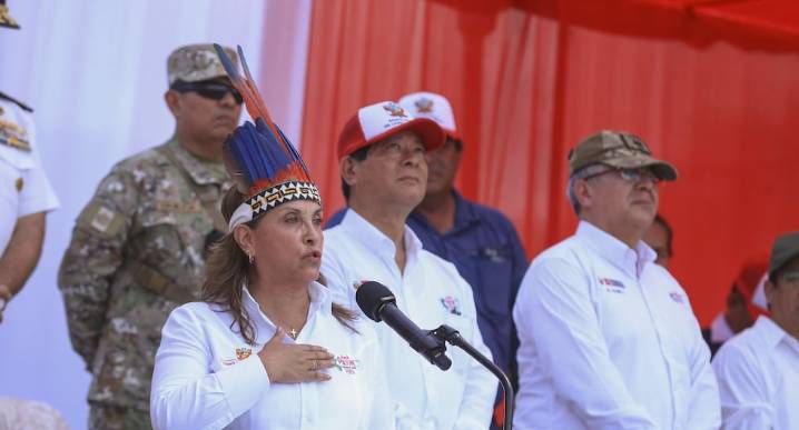 Dina Boluarte canta “Contigo Perú” en Santa Rosa de Loreto