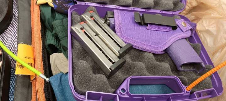 Detienen a 2 pasajeras estadounidenses que fueron sorprendidas con pistolas y marihuana en el aeropuerto de Santiago
