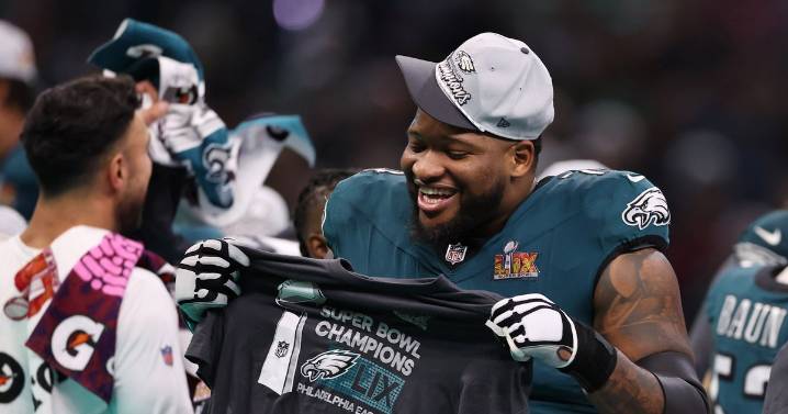Report: Eagles trade for OT Fred Johnson