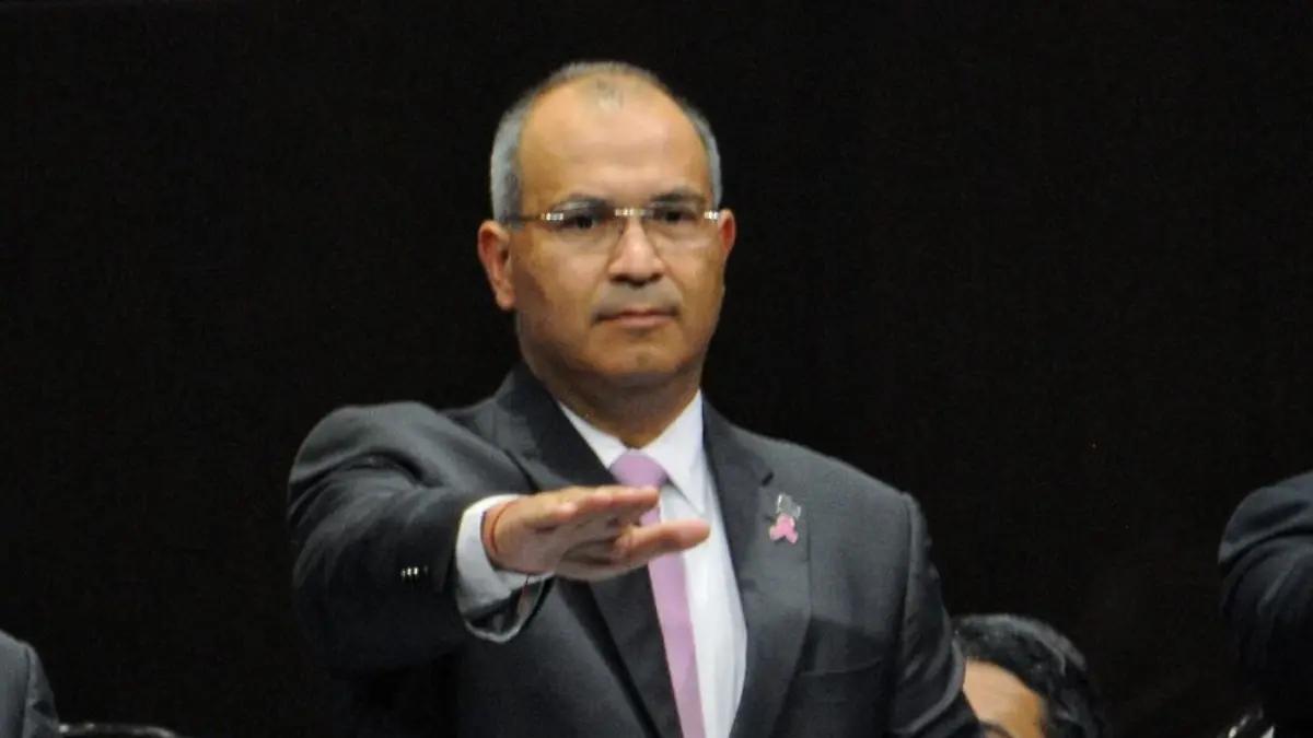 Detención de exdirector de Pemex en EU es por irregularidades migratorias, no por caso penal en México: abogado