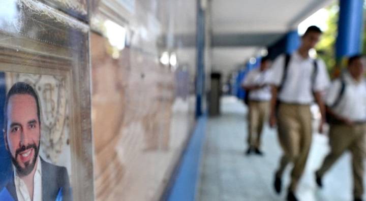 Bukele defiende medidas escolares pese a críticas de “militarización”